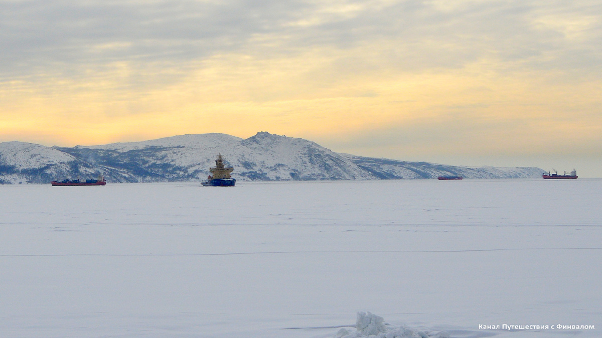 Бухта Нагаева. Зимой она частично скована припайным льдом. 