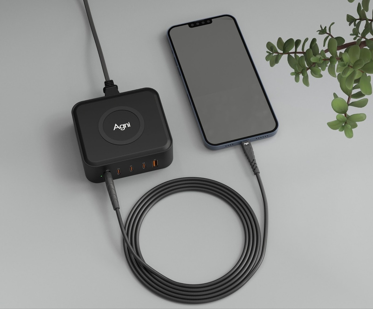 В статье расскажем, чем отличается зарядка в бюджетном сегменте от качественного зарядного устройства и как выбрать вариант, который подойдет именно вашей технике.