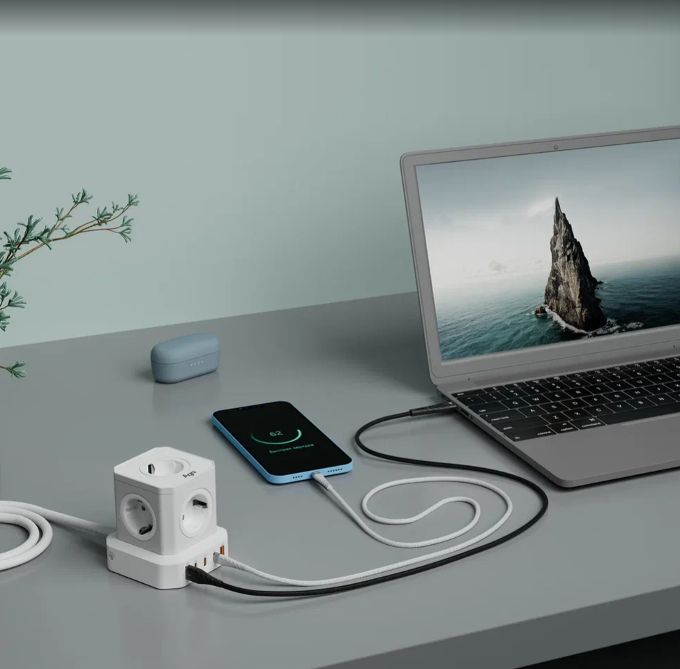 Главное — не путать неоригинальный аксессуар с подделкой. Качественный аналог и фейковое устройство — это не одно и то же. Подделки чаще работают нестабильно, сильнее греются и могут быть небезопасны. 