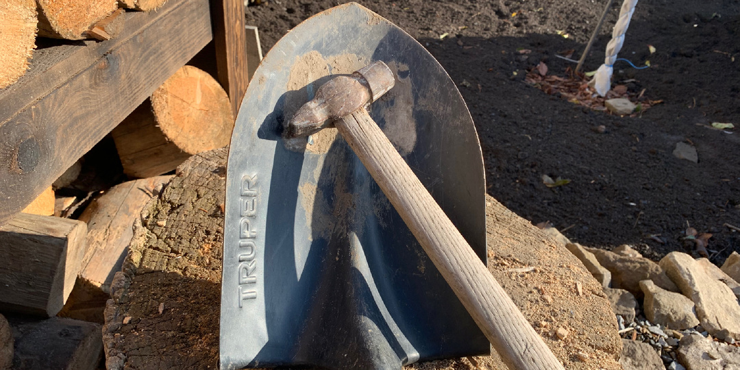 Кузнец показал как точить лопаты, чтобы они не тупились годами: правим садовый инвентарь по ГОСТам предков