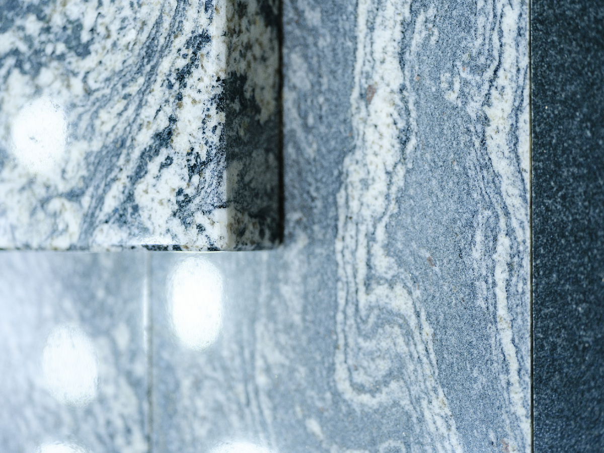 Пример использования гранита Лагиярви в композиции мемориального комплекса.