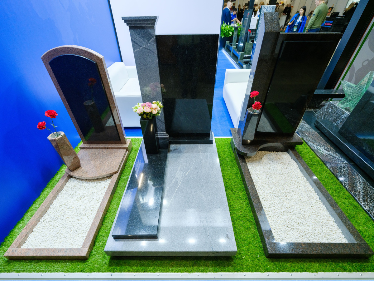 Виды памятников Кукморского камнеобрабатывающего завода из гранита.