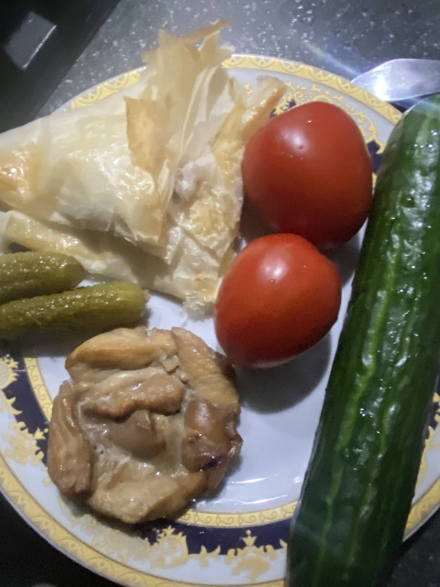 Здесь кура в соевом соусе и меде, запеченная, огонь...