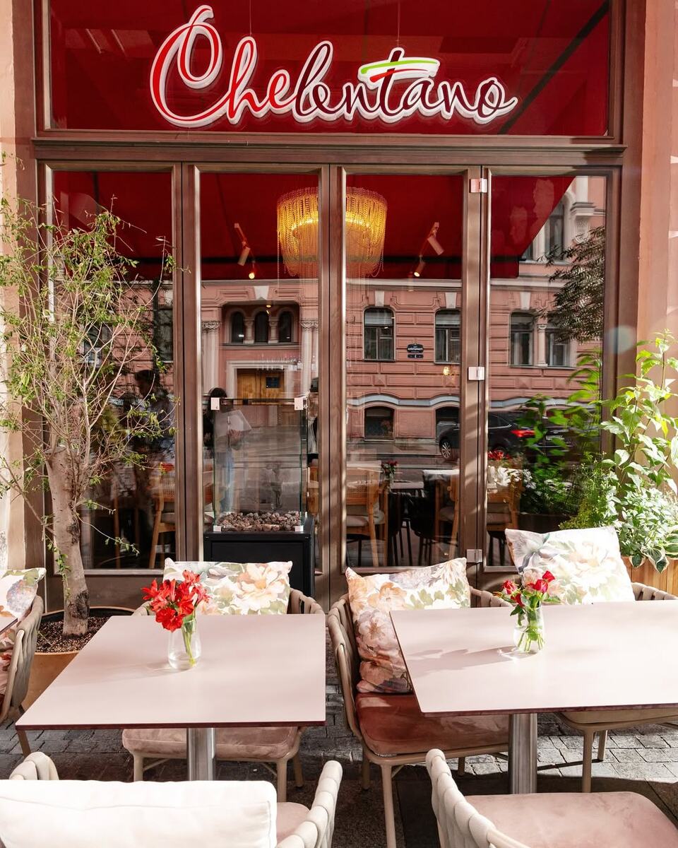 Терраса находится в начале улицы Рубинштейна со стороны Невского проспекта 