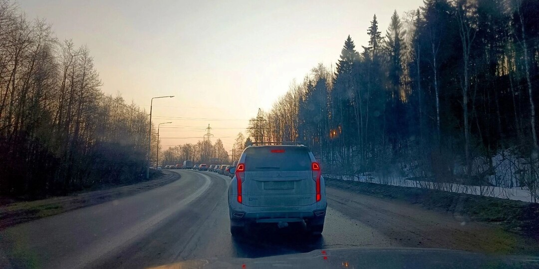 «Проклятое место»: жители Петрозаводска жалуются на постоянные пробки у ж/д переездов