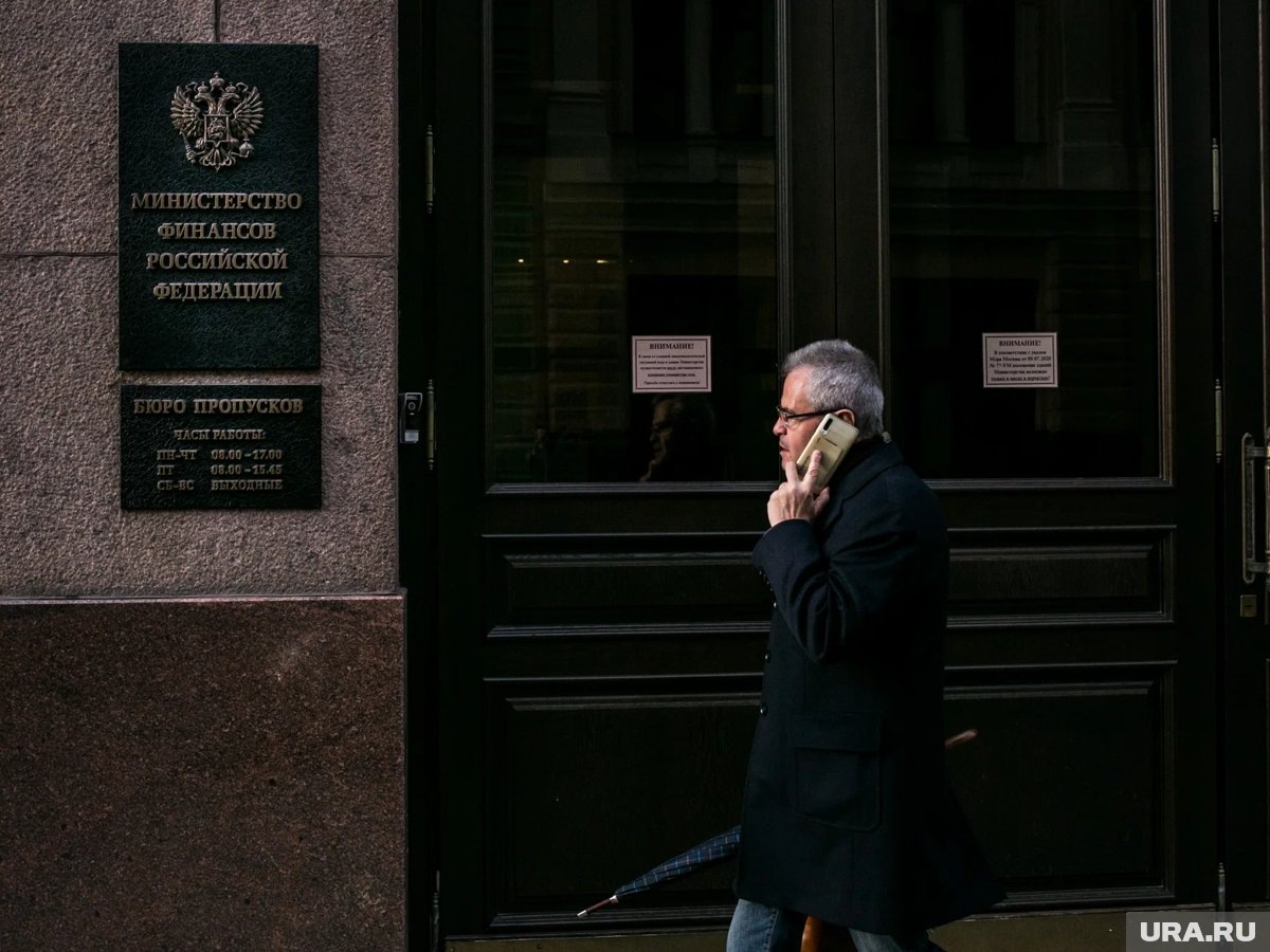    Решение Минфина отказаться от продаж валютных резервов стало толчком к ослаблению рубля, считают эксперты