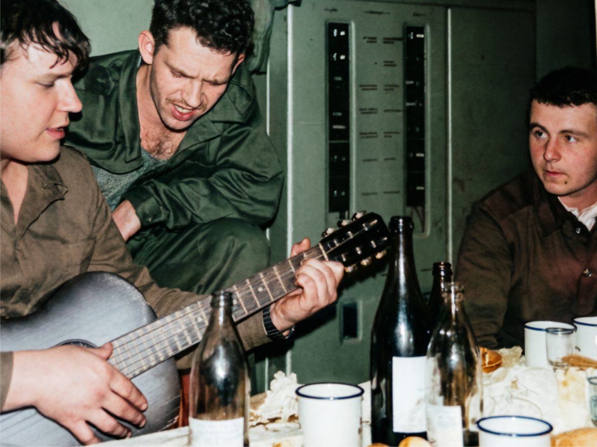 Фото автора. Изображение улучшено и раскрашено с помощью нейросети. Сергей с гитарой, отмечаем НГ.