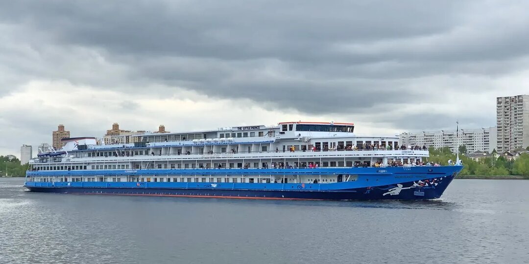 Красивый старт круиза: теплоход «Маленький принц» покидает Москву