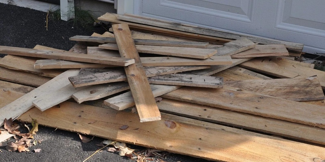 Выкидываете скрученные доски? Зря! Рассказываю, как плотники возврашают им идеальную геометрию за 5 минут