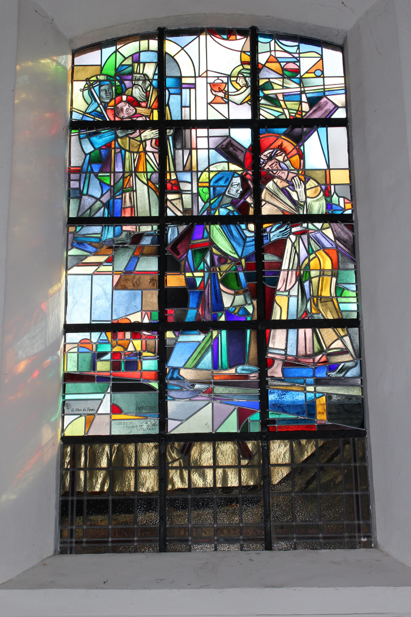 Ледское витражное окно работы Гарольда Ван де Перре в Ледской церкви Святого Мартина. Автор фото: Marc.vandersmissen