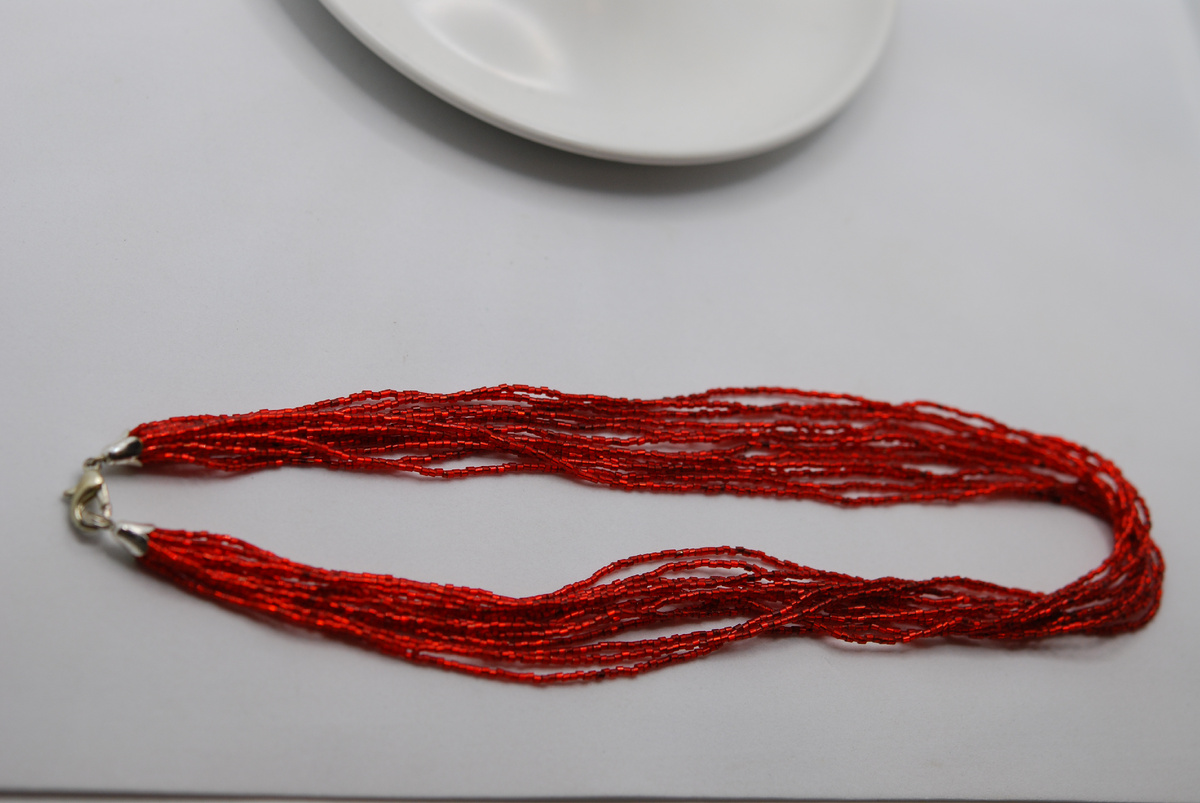 Колье из тончайшего ярко-красного бисера.