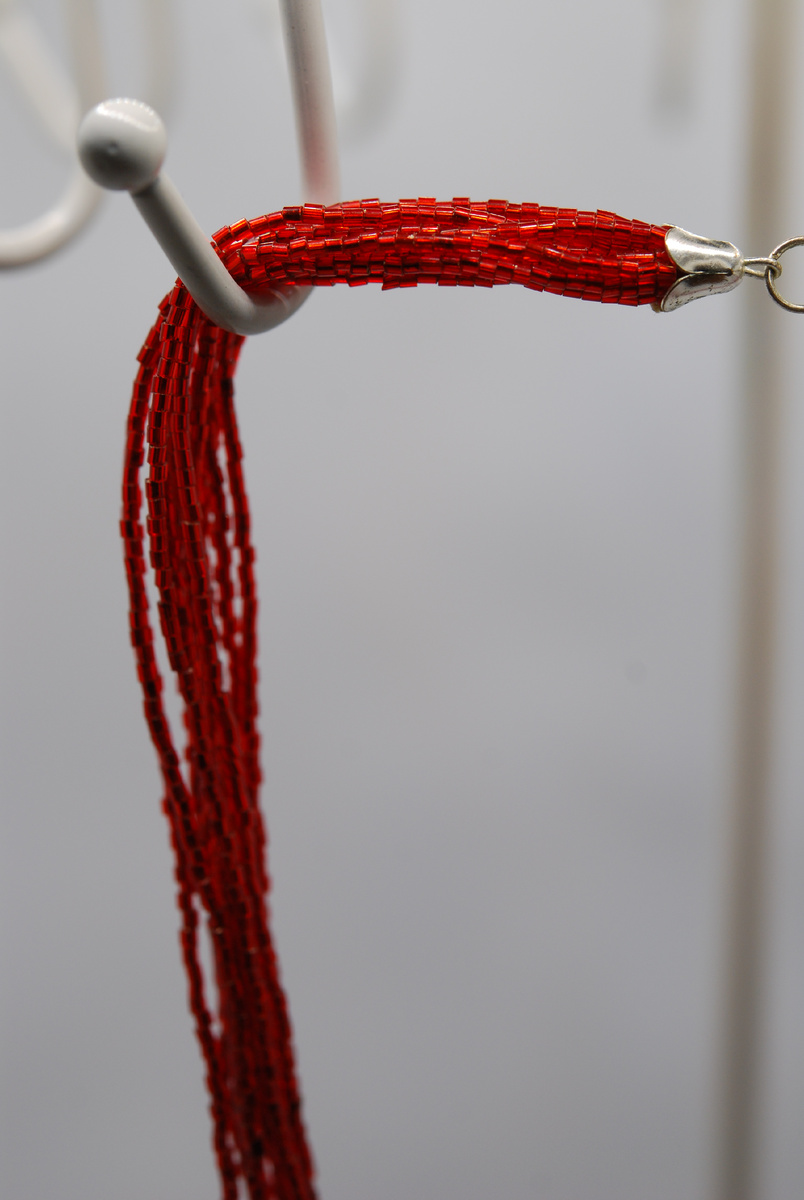 Блестящее красное короткое колье - застёжка крупно.