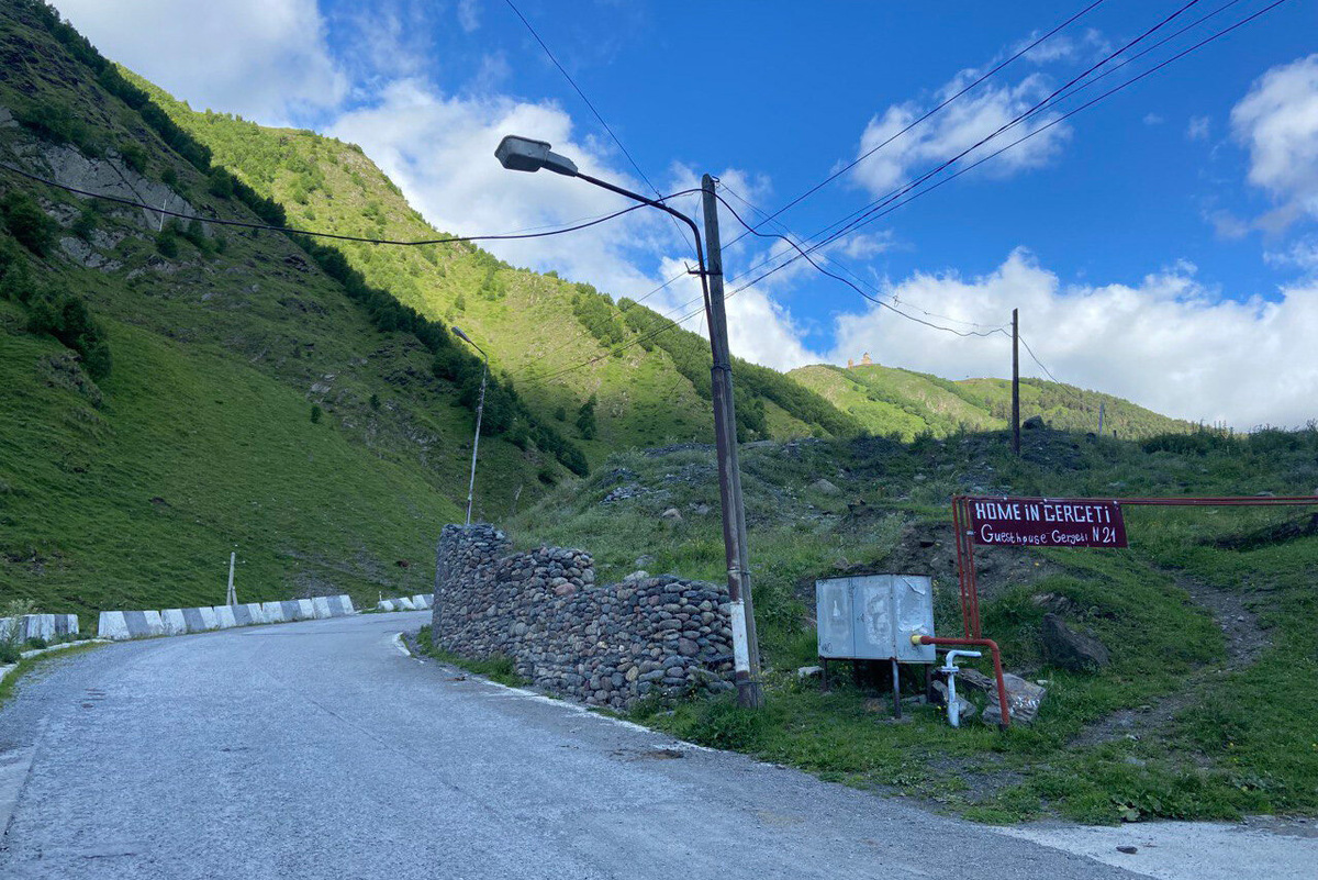 Дорога в сторону горной тропы к Троицкой церкви Гергети