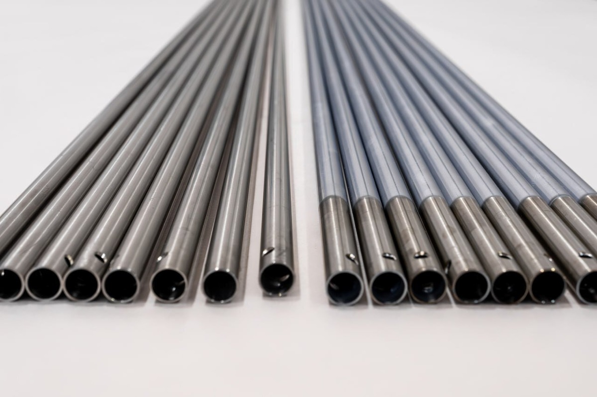    На Чепецком механическом заводе также заработал комплекс аналитического и исследовательского оборудования. После нанесения защитного покрытия на циркониевую трубу, комплекс оборудования позволяет оценить толщину покрытия, адгезию и структуру. Источник: официальный Телеграм-канал топливного дивизиона Росатома «ТВЭЛ в эфире».