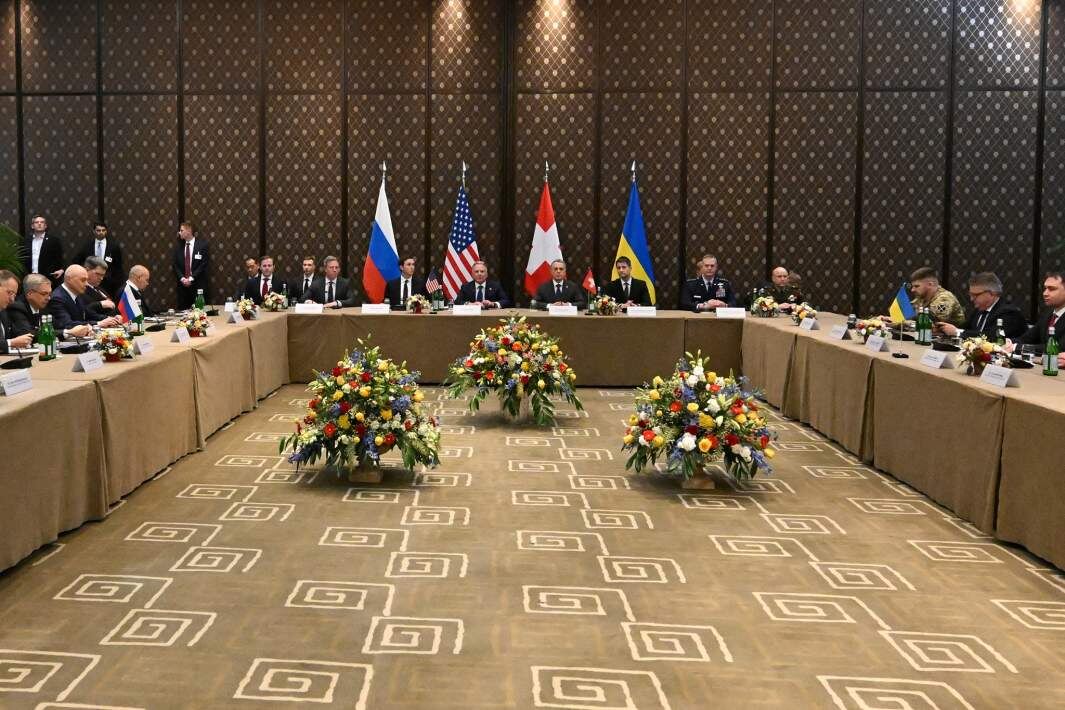 Участники трехсторонней встречи делегаций России, США и Украины в Женеве
Фото: РИА Новости/Екатерина Чеснокова