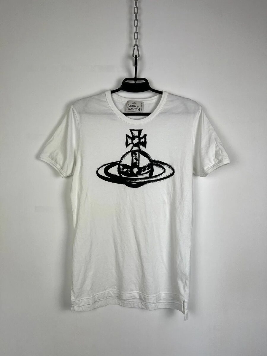 Орб Вивьен Вествуд напоминал, что даже самые жёсткие символы власти можно переформатировать в язык свободы