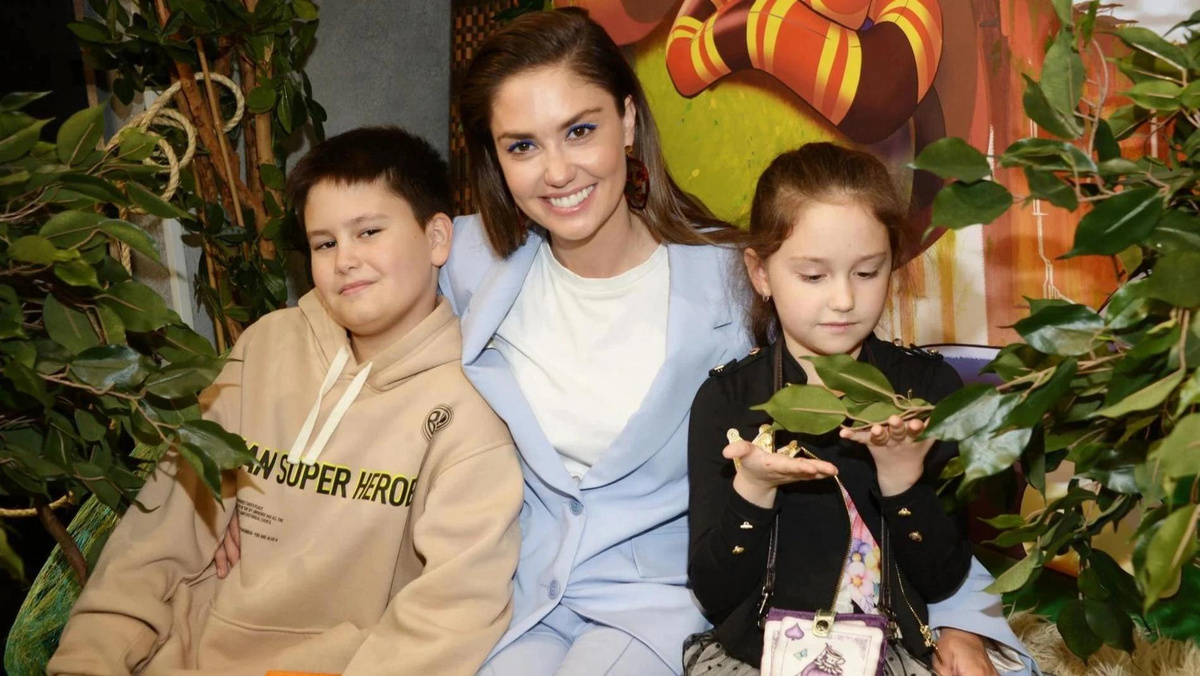    Агата Муцениеце с сыном Тимофеем и дочерью Мией. Фото: Legion-Media