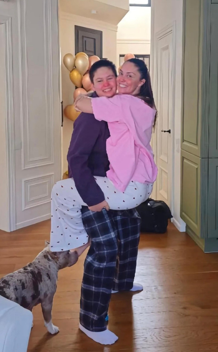    Агата Муцениеце с сыном Тимофеем. Фото: Соцсети Агаты Муцениеце