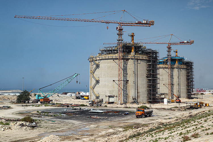    Отразить атаку полностью не удалось. В результате удара выведено из строя несколько объектов, возникло несколько очагов возгорания, повреждены также нефтехимические объекты в соседнем городе Асалуйе, сообщает иранское агентство Tashim.   
Фото: © Iranian Presidency / Keystone Press Agency / www.globallookpress.com