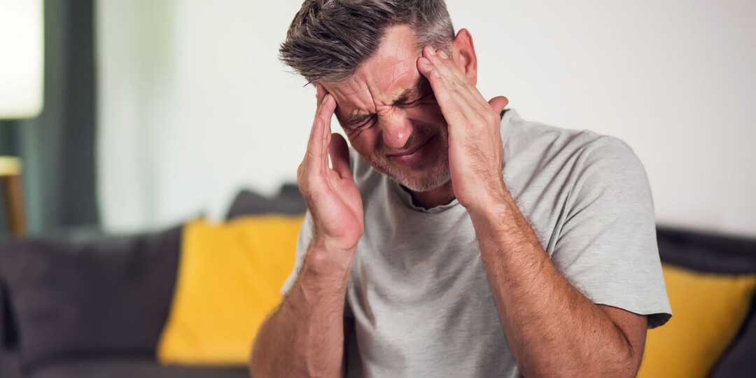 Тонометр молчит, а голова раскалывается: почему болит, если давление в норме?