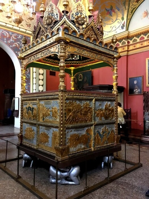 Трон Ивана Грозного в Успенскомм соборе  Московского кремля.