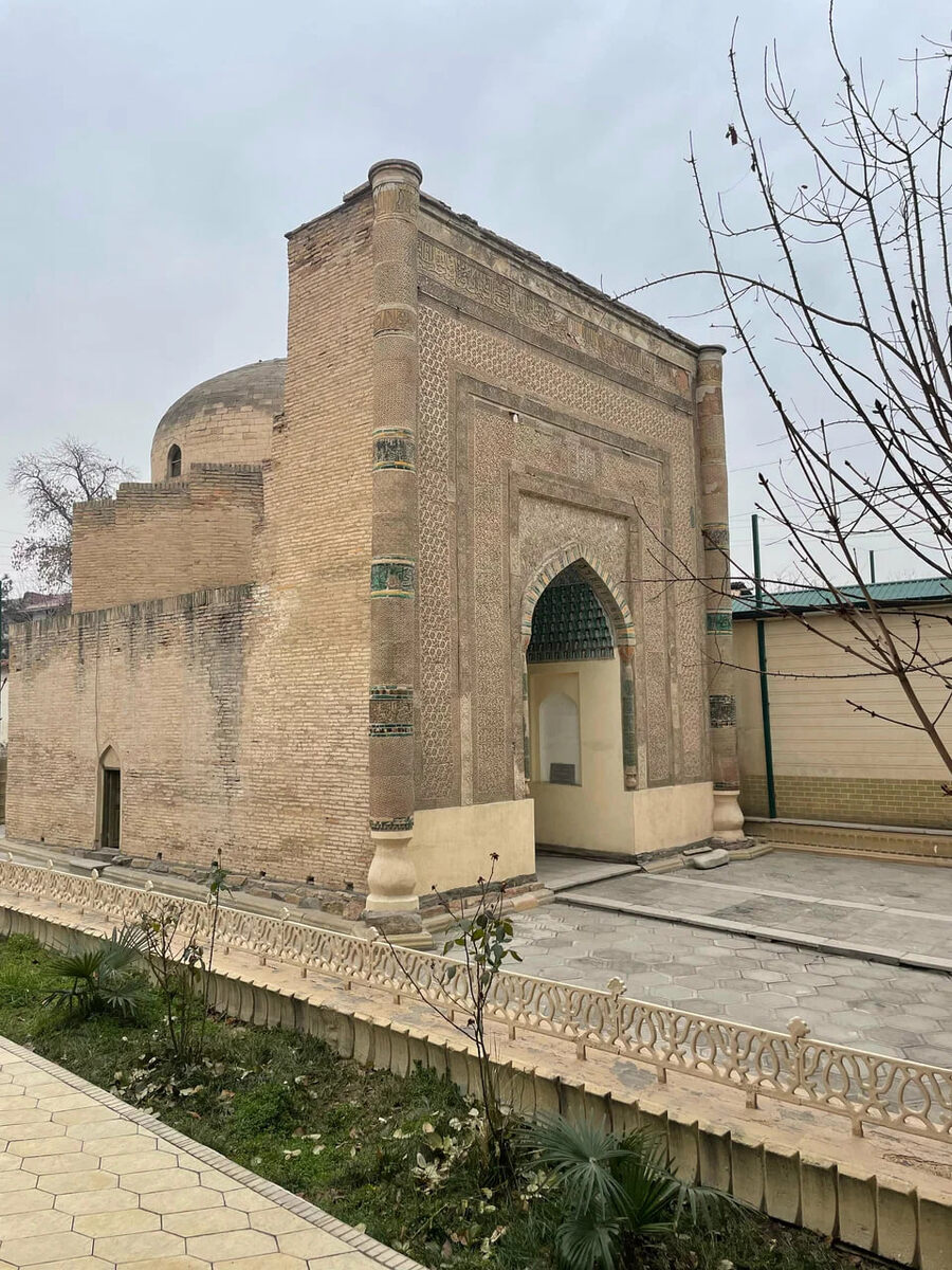 Согласно преданиям и легендам, в мавзолее похоронен Амин Ходжа, наследник одного известнейшего шейха Шайхантаура. Фото: Рома / Яндекс Карты