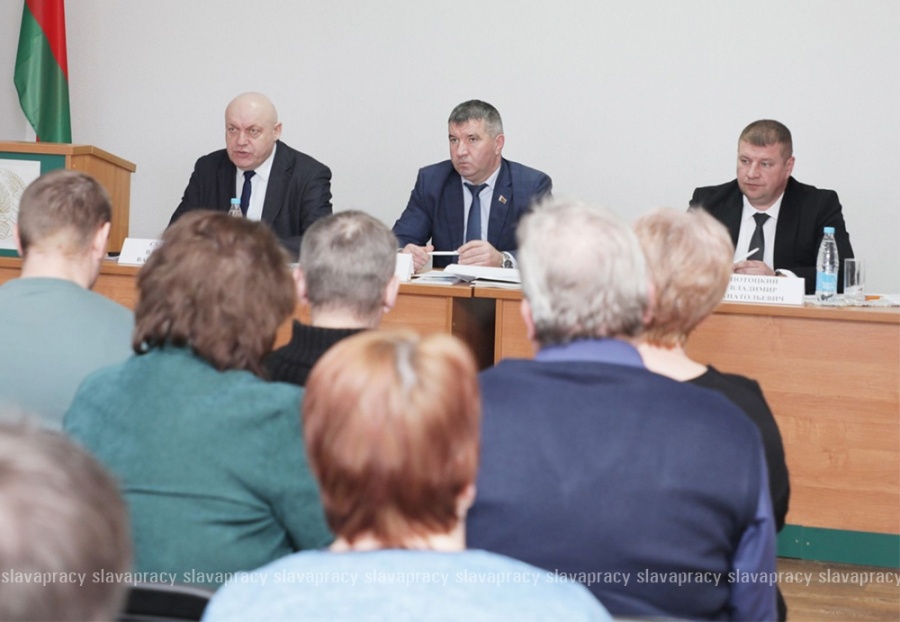     Цифровой гектар и комфорт для людей: Василий Сысоев обсудил в Копыльском районе стратегию будущего