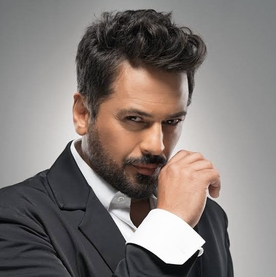 Два года в подполье! Эмре Алтуг наконец показал ту, на кого променял красавицу-жену: она совсем не модель!