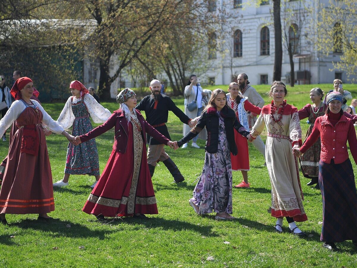    Участники народных гуляний на Красную горку на Измайловском острове в Москве | © РИА Новости / Светлана Шевченко