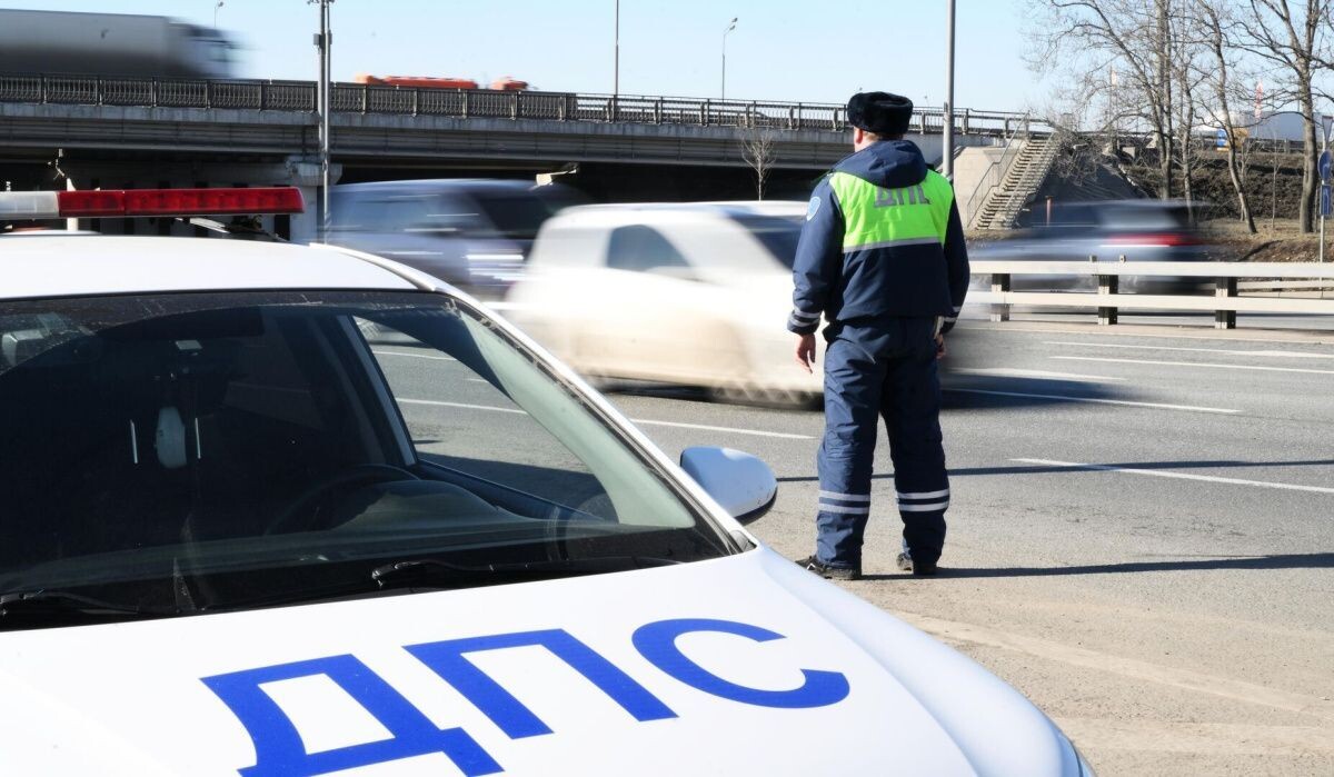     Сотрудник Госавтоинспекции останавливает автомобиль. Источник: © РИА Новости Автор фото: Григорий Сысоев