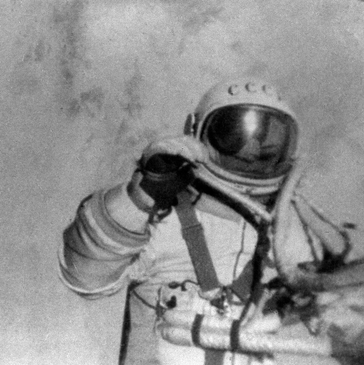 Фото сделано кинокамерой во время выхода за пределы космического корабля «Восход-2». 18 марта 1965 года.  Фото: wikipedia.org