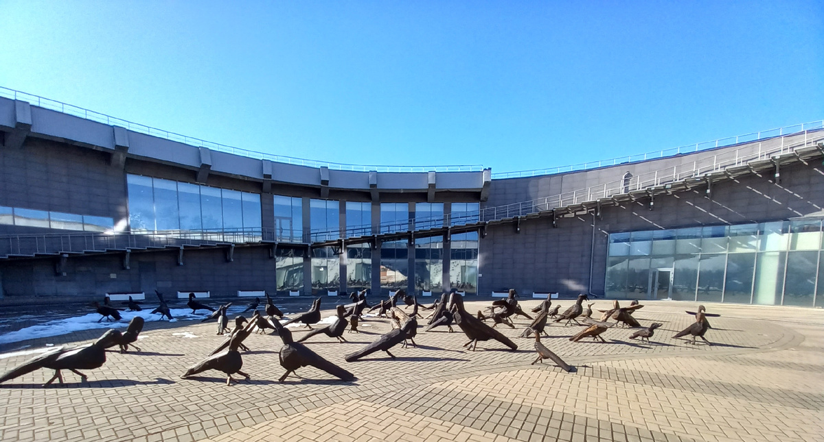 На площадке перед входом. Фото автора.