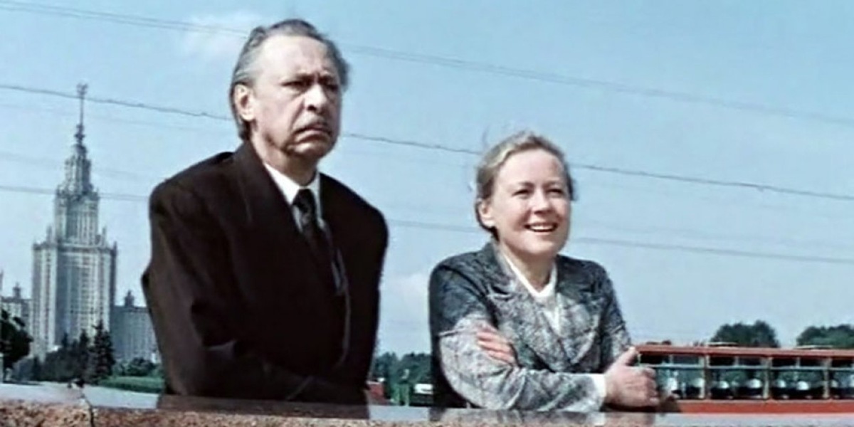 Кадр из хф "Продлись, продлись, очарование..." Экскурсия по Москве. В главных ролях Ия Саввина и Олег Ефремов.