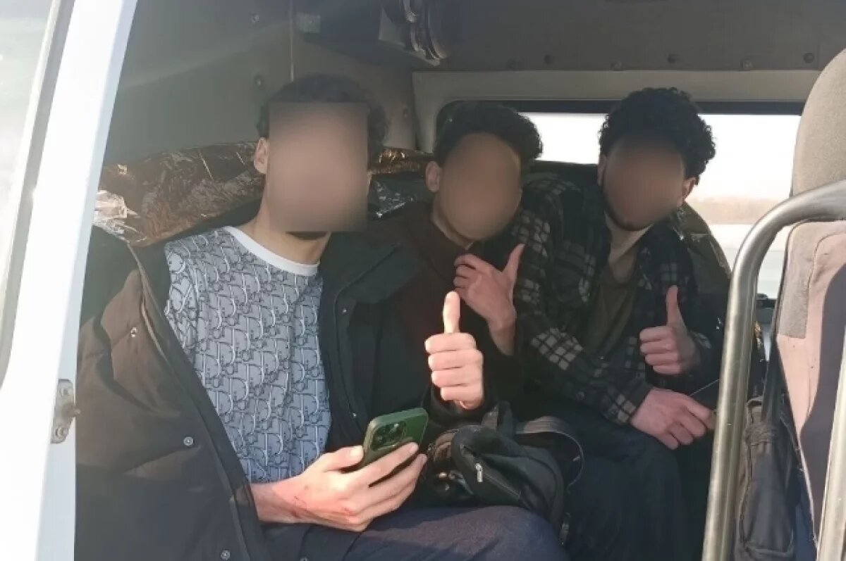    Три человека провалились под лед Волги у Чкаловской лестницы