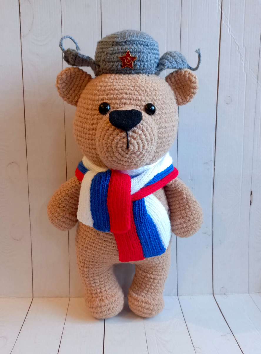 Мишка в шарфике и ушанке