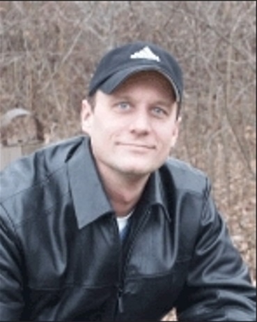 Основатель и глава 2015 Том Кардика.