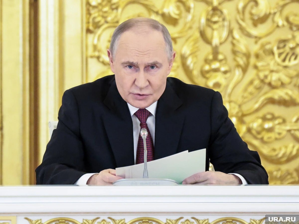     Президент РФ поручил повысить безопасность промышленных и транспортных объектов