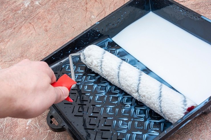 Грунтование стен и потолка перед покраской