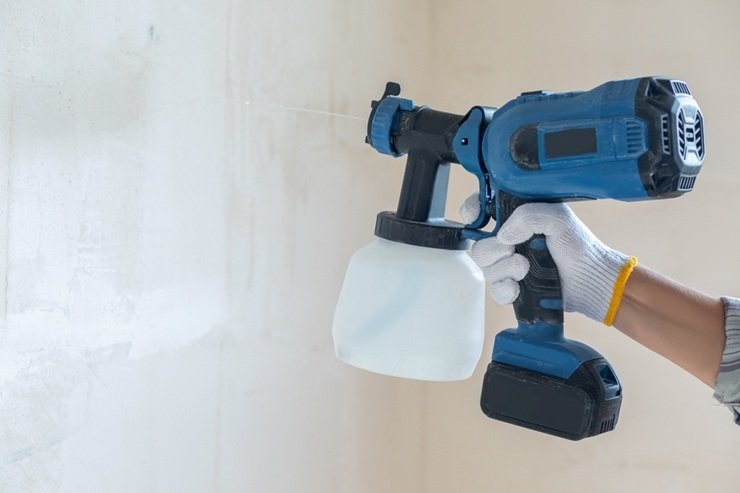 Грунтование стен и потолка перед покраской