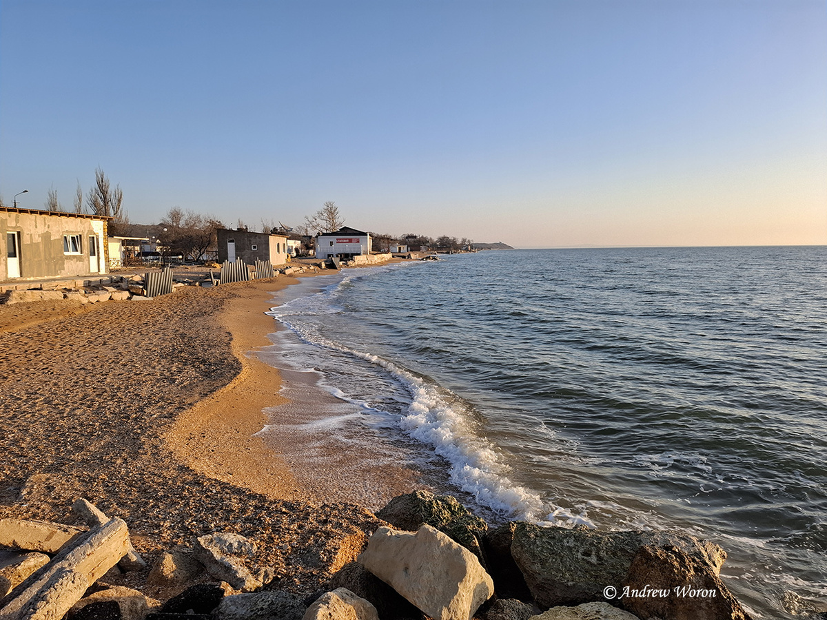 Вид с пирса на пляжи Героевки