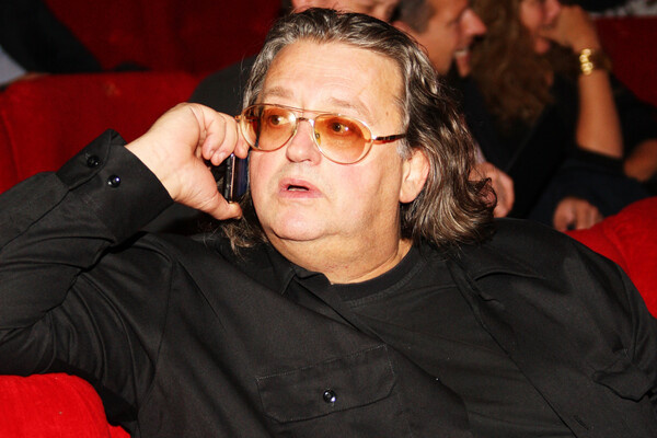 Александр Градский 
 
 «Я с 4-5 лет болею за «Спартак», болею за ромбик. Не знаю, как болеть сегодня. Я был влюблен в игру Хусаинова, Папаева, Черенкова, Титова, Осянина, Карпина, Мостового... Болел за этих игроков потому, что они олицетворяли стиль команды с ромбиком на груди», — сетовал Градский в период неудач «Спартака». Великий музыкант вплоть до последних дней жизни внимательно следил за судьбой красно-белых, знал поименно даже игроков дубля и регулярно комментировал происходящее в клубе. Последний матч красно-белых, который посмотрел Градский, «Спартак» выиграл — аж у итальянского «Наполи», великой команды, в которой когда-то выступал Диего Марадона. / Anatoly Lomokhov/Global Look Press   📷