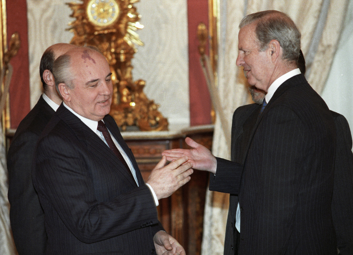 Госсекретарь США Джеймс Бейкер на встрече с президентом России Михаилом Горбачевым