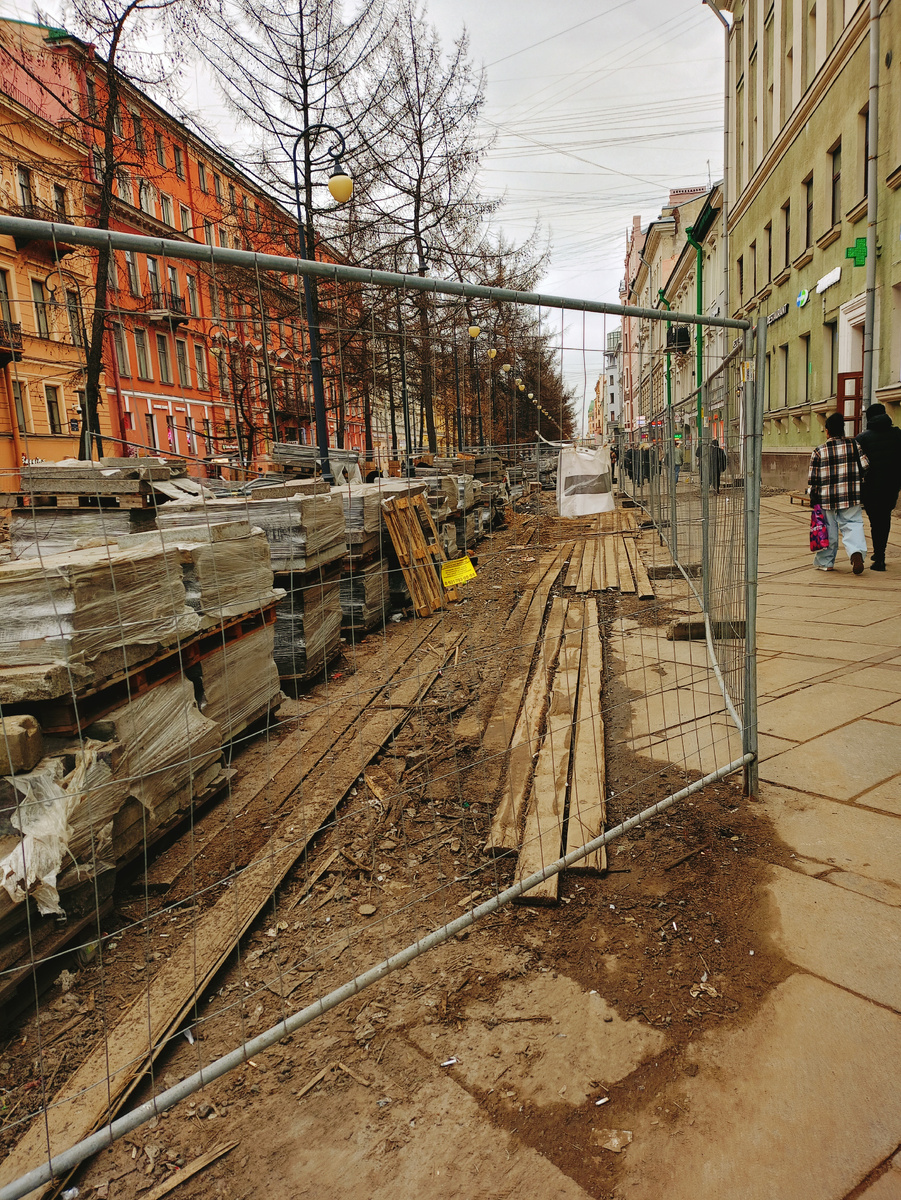 Фото моë.  "Главная улица" у метро сейчас на ремонте