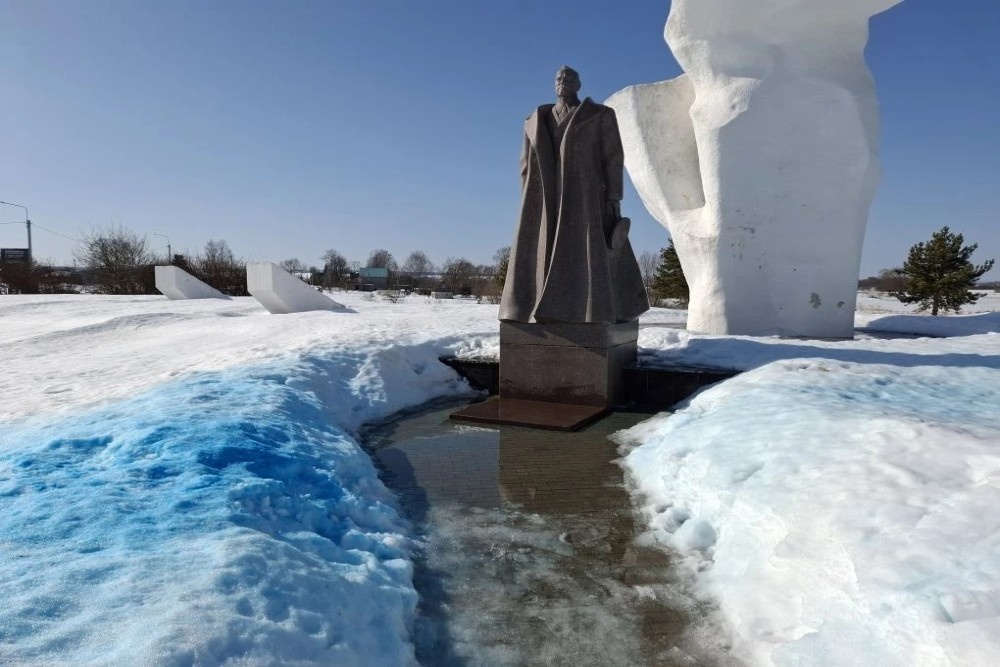    Мемориал Георгию Жукову облили синей краской во время "гендер-пати". / Фото: Музей Жукова