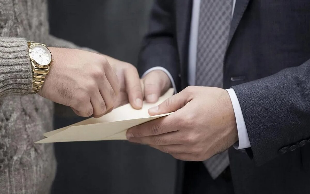    Экс-пристава обвиняют в получении взятки в Ижевске