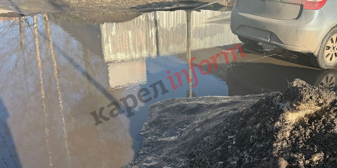 Лужи, грязь и горы черного снега: как Петрозаводск встречает весну