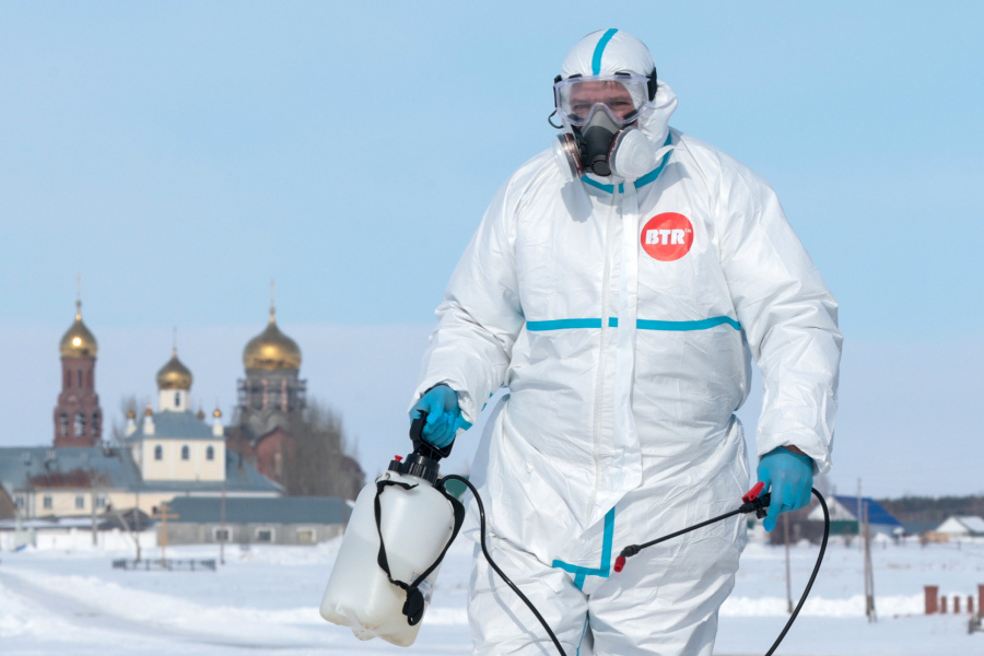 Дезинфектор на пропускном пункте на въезде в село Козиха в Новосибирской области
Фото: Кирилл Кухмарь / ТАСС