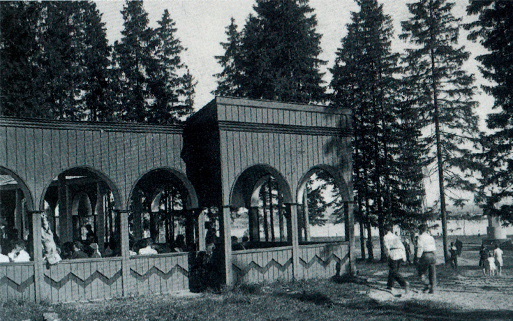  Малый Зеленый театр представлял собой открытый дворик, огражденный длинной аркадой. Он был рассчитан на две тысячи мест. 1940-е годы. Фото: vk.com/kak_zhil_izhevsk