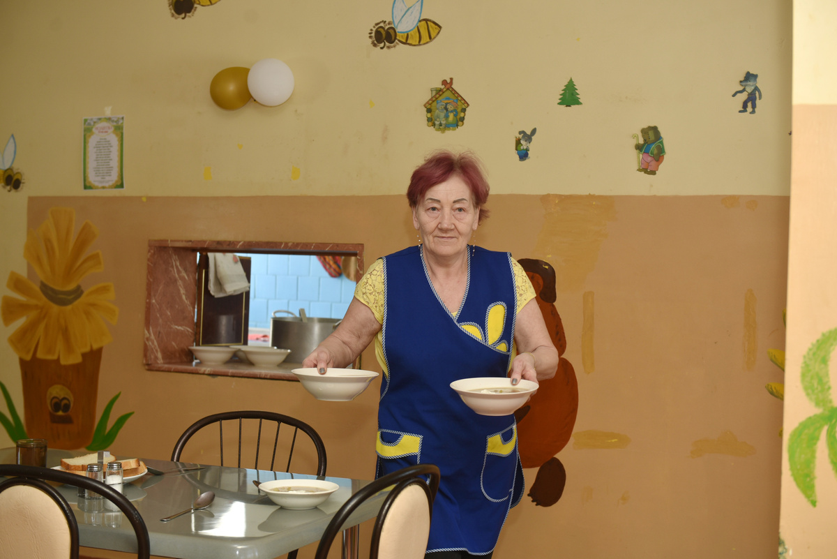 Большое помещение столовой.  Повара - наемные работники. Питание в приюте  трехразовое, сбалансированное. 