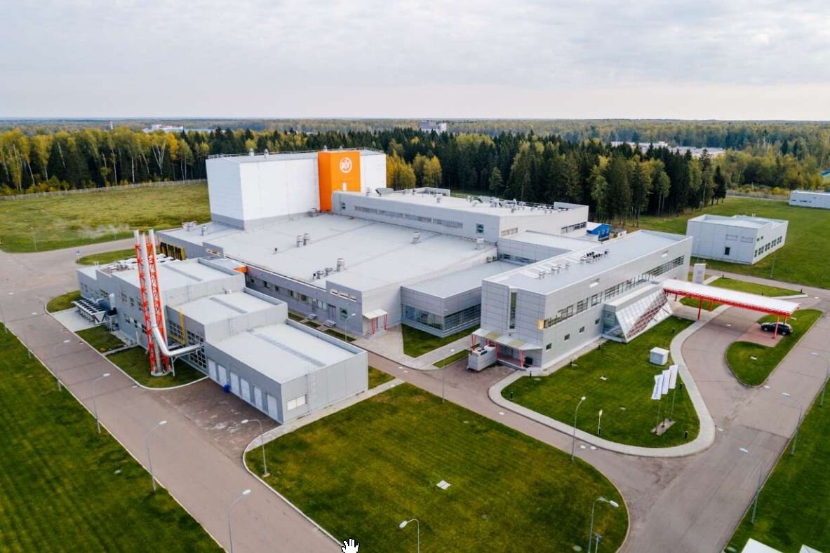 Завод «Хемофарм» в Обнинске входит в Группу компаний «Нижфарм». Он работает более 20 лет и специализируется на выпуске твердых лекарственных форм. Здесь производят препараты не только для лечения диабета, но и для лечения желудочно-кишечных, сердечно-сосудистых, эндокринологических и респираторных заболеваний. Производственная мощность – 43 млн упаковок в год. Источник: официальный сайт АО «НИЖФАРМ».